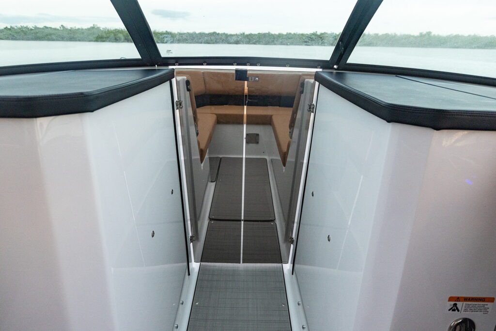 h33-ob-image-interior-cape-coral-windshield-bowseating-830351 (1)